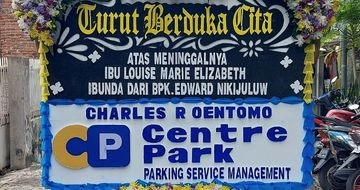Papan bunga duka cita terpasang di rumah duka Jakarta
